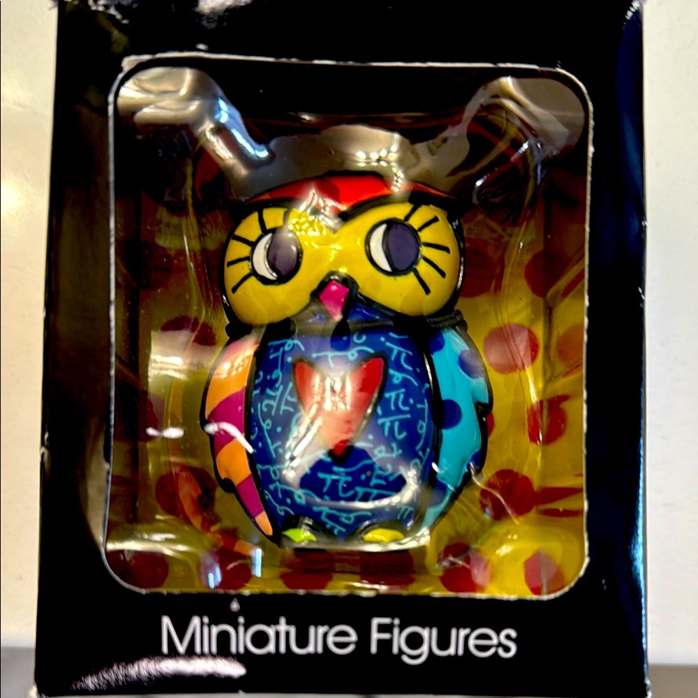 Romero Britto collectible! 
Beautiful and Colorful Owl Miniature Figure
